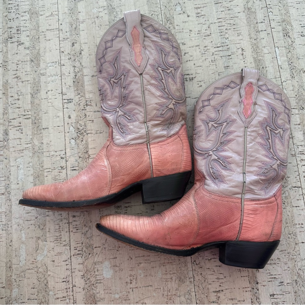 Vintage light pink/purple dan post boots. Some discoloration.